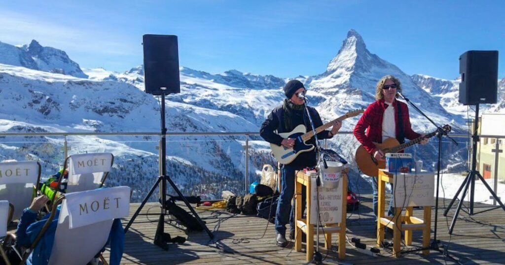 Live musicians playing at Blue Lounge in Zermatt.