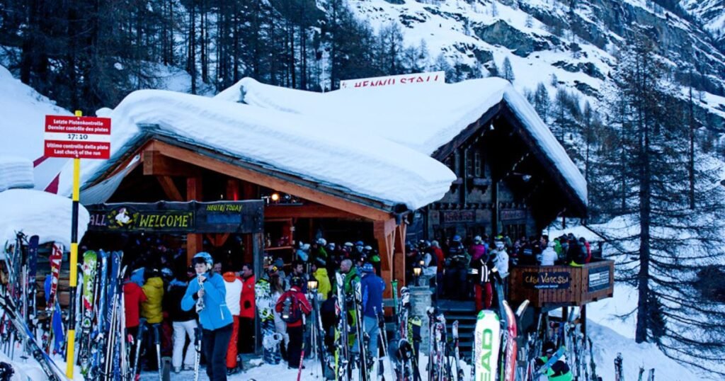 Hennu Stall Après Ski bar, crowded at the end of the day on the slopes. A great place to celebrate Christmas in Zermatt. 