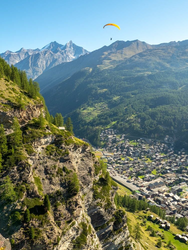 Where to stay in Zermatt - The best mountain huts. The stunning views of Zermatt and a paraglider from Eidelweiss.